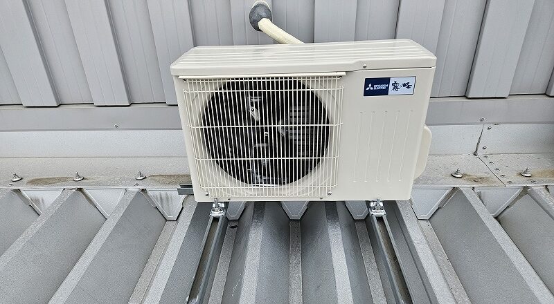 工場エアコン室外機下屋上設置